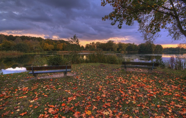 Отдых у озера перед закатом