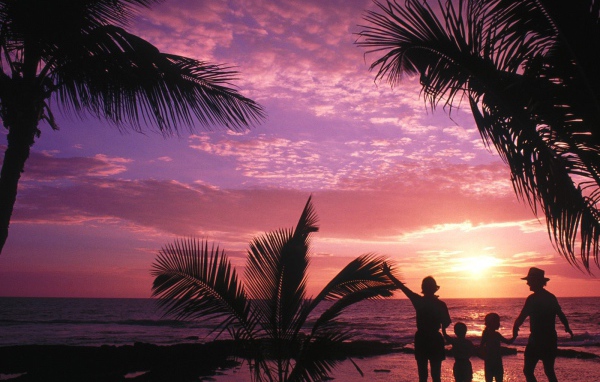 Люди провожают солнце