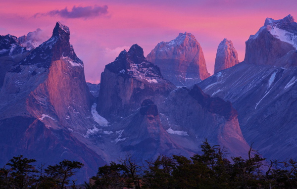 Розовый закат в горах