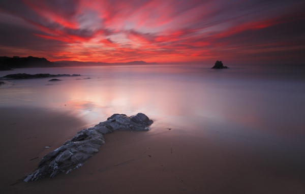 Красный закат над морем