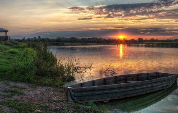 Закат на озере в деревне