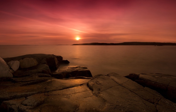 Закат на каменном берегу