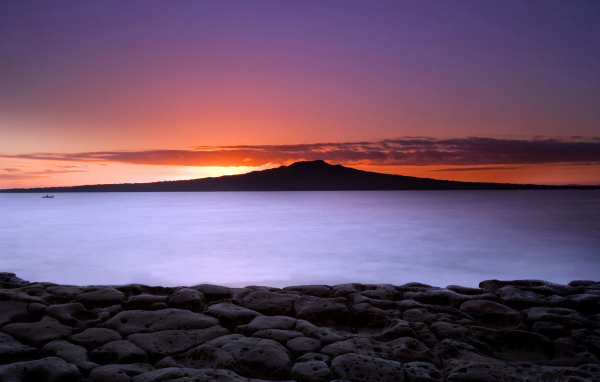 Закат за черной горой