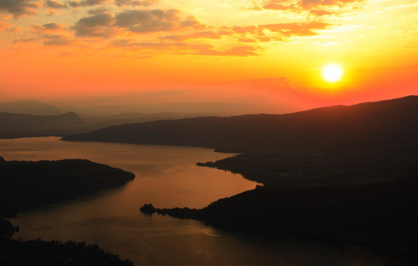 Закат над извилистой рекой