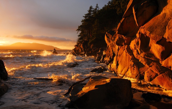 Последний луч солнца освещает берег