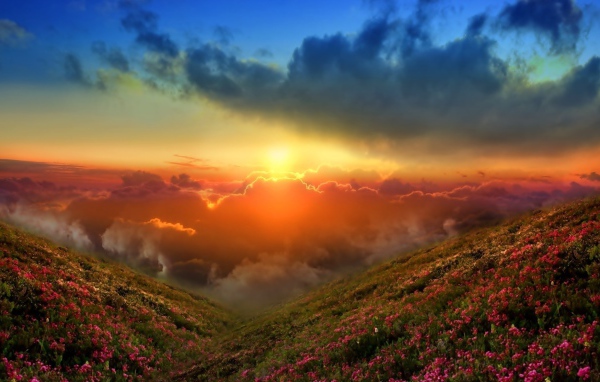 Солнце между облаками в горах