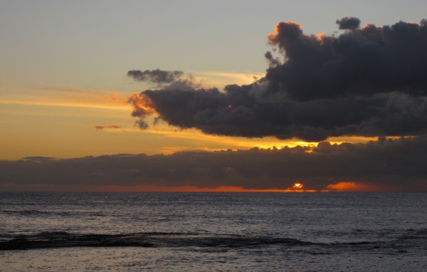 Солнце садится в тучу