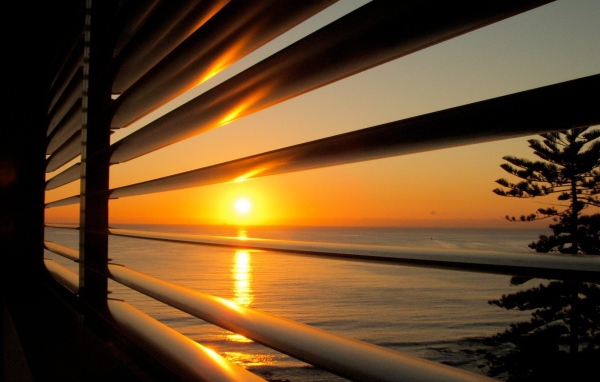 Вид на закат через жалюзи