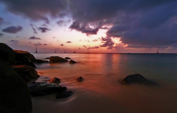 Яхты на фоне заката