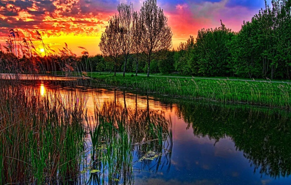Красный закат над озером