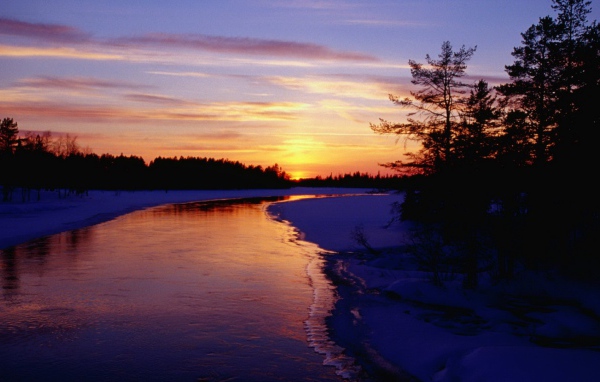 Закат над замерзающей рекой
