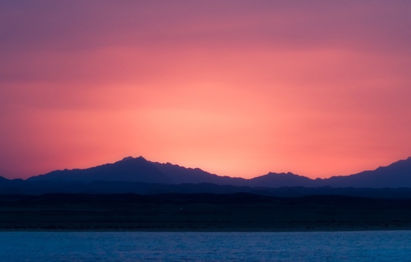 Розовый закат над синим морем