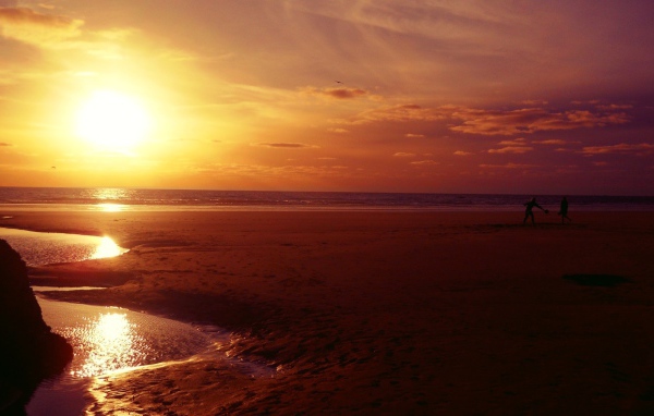 Закат на морском пляже