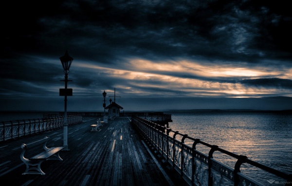 Закат на причале со скамейками