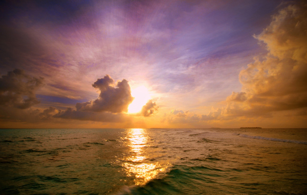 Закат над морскими волнами