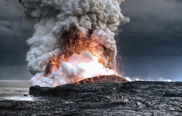 Мощное извержение вулкана