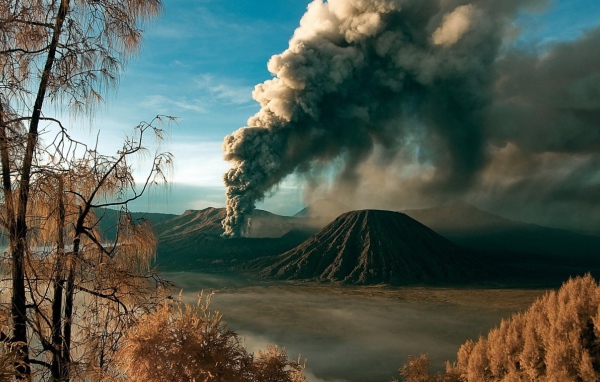 Дым пробужденного вулкана