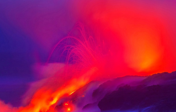 Лава из вулкана