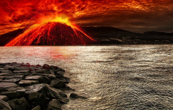Вулкан извергается у воды