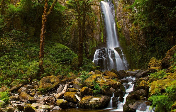 Водопад со скалы