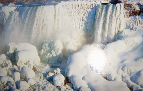 Замерзший Ниагарский водопад