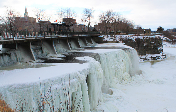 Замерзший водопад Ридо