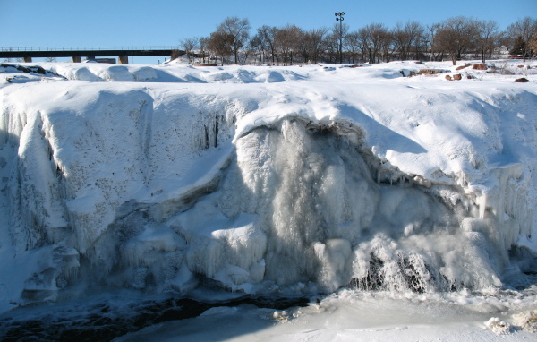 Замерзший водопад на Аляске