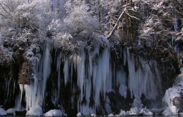 Замерзший водопад в Карелии