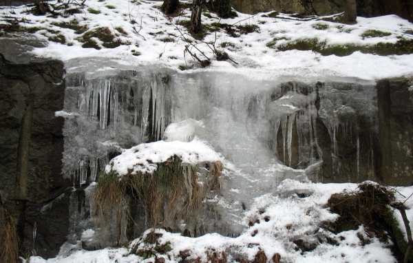 Замерзший водопад в России
