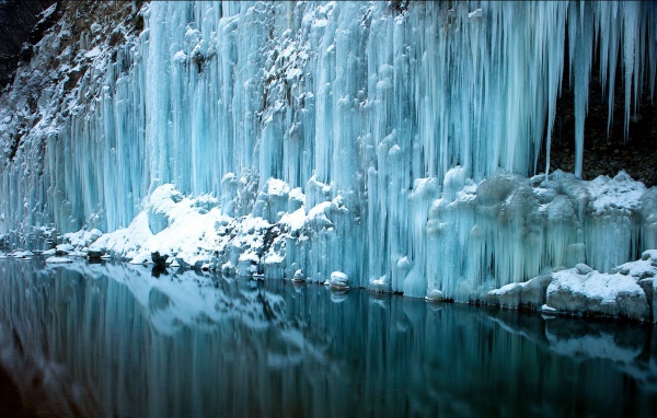 Замерзший водопад в Альпах