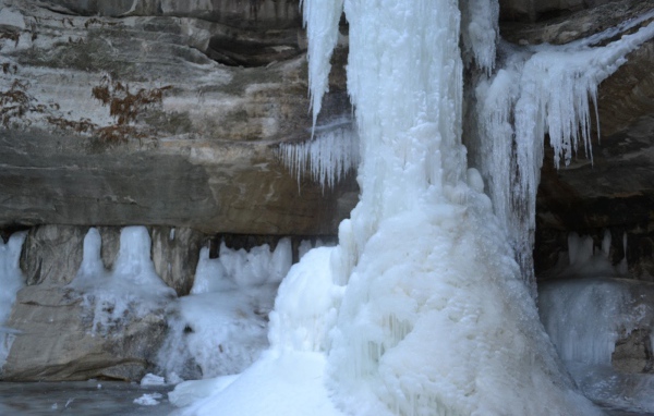 Замерзший водопад в Андах