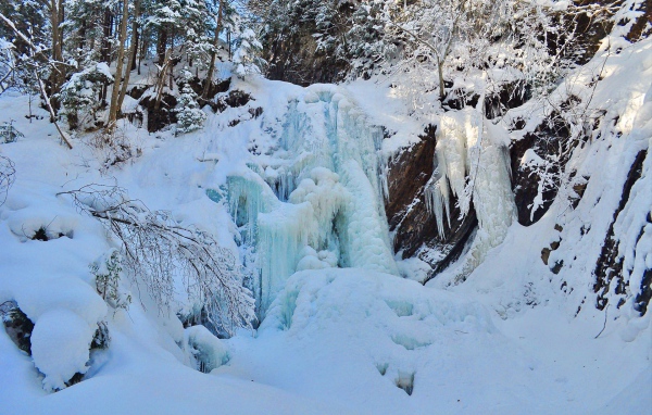 Замерзший водопад в Карпатах