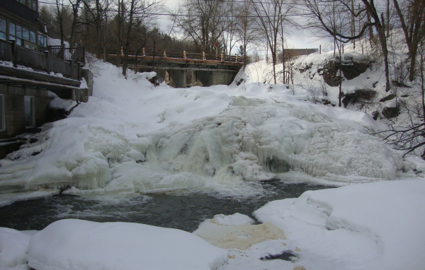 Замерзший водопад в США