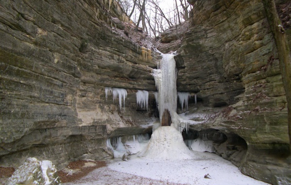 Замерзший водопад в парке