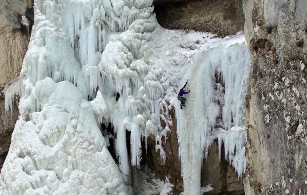 Замерзший водопад на горном склоне