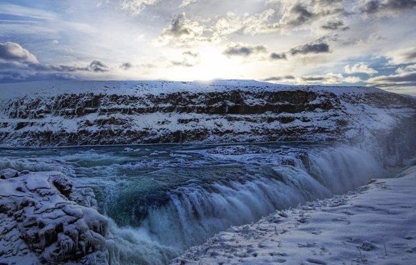 Замерзший водопад на горном плато