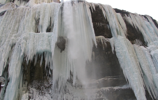 Замерзший водопад на реке Чегем