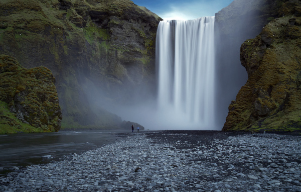 Люди около водопада