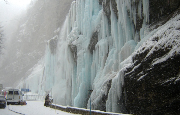 Живописный Замерзший водопад