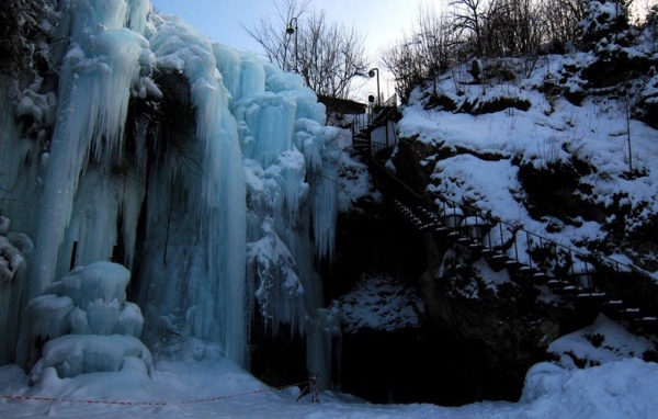 Лестница на замерзший водопад