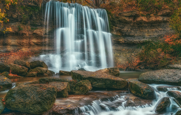 Завораживающая красота водопада