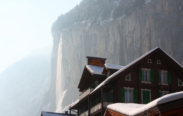 Отель на фоне замерзшего водопада