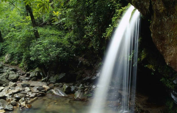 Струи воды водопада