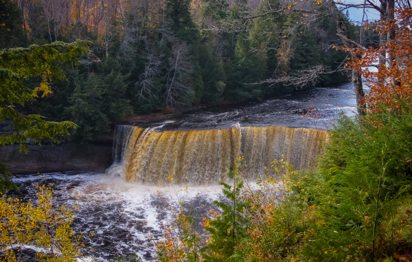 Коварный водопад среди леса