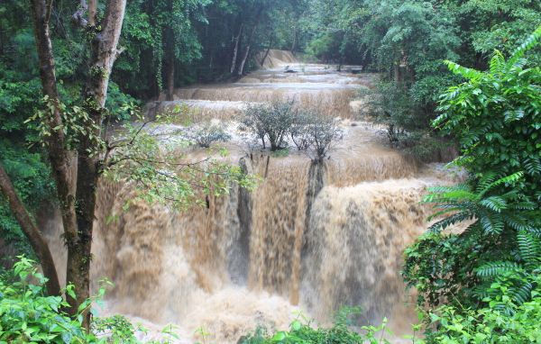 Мутная вода в водопаде