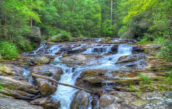 Водопад на лесной речушке