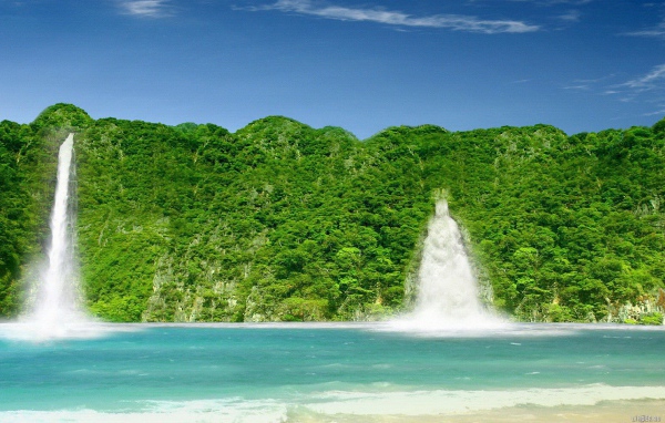 Водопады на зеленом берегу