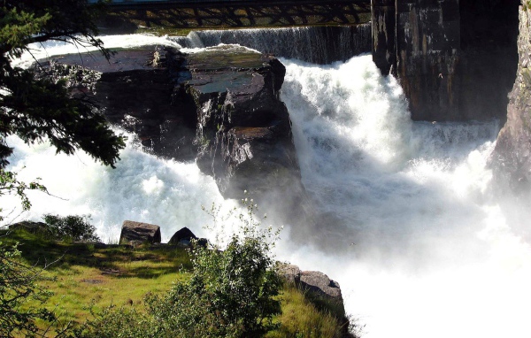 Водопад пенится среди скал