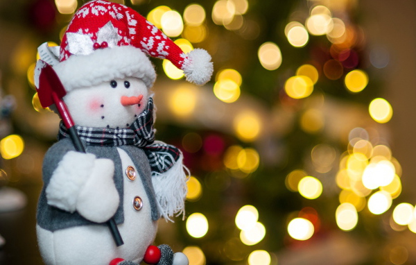 Снеговик с лопатой