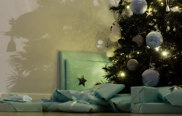 Гора подарков под елкой